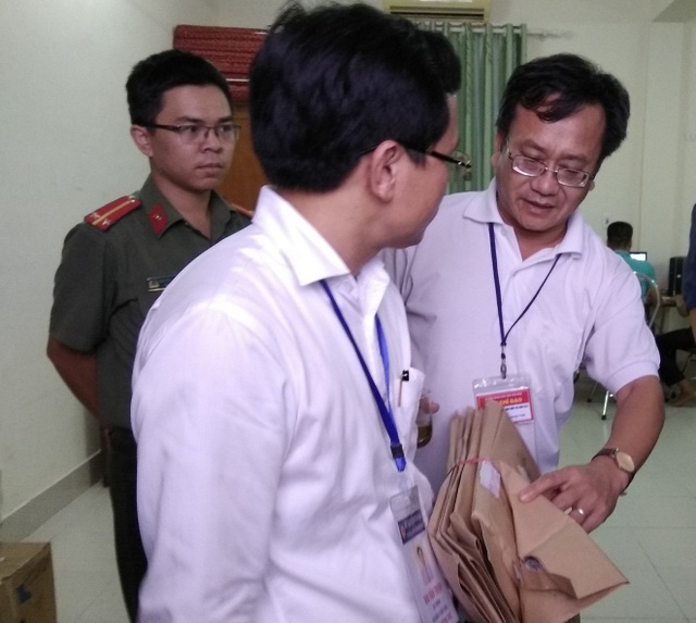Cơn “địa chấn” gian lận điểm thi năm 2018: Những con số gây sốc (Phần 2) - 2 Ông Nguyễn Quang Vinh - Trưởng phòng khảo thí & Kiểm định Chất lượng giáo dục- Sở Giáo dục & Đào tạo Hòa Bình (áo trắng bên phải), một trong số 11 người bị bắt tạm giam vì liên quan đến gian lận thi cử (Ảnh: Mỹ Hà).