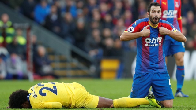 Crystal Palace 0-1 Chelsea: Dấu ấn riêng của Kante - 3
Pha va chạm giữa Milivojevic và Willian