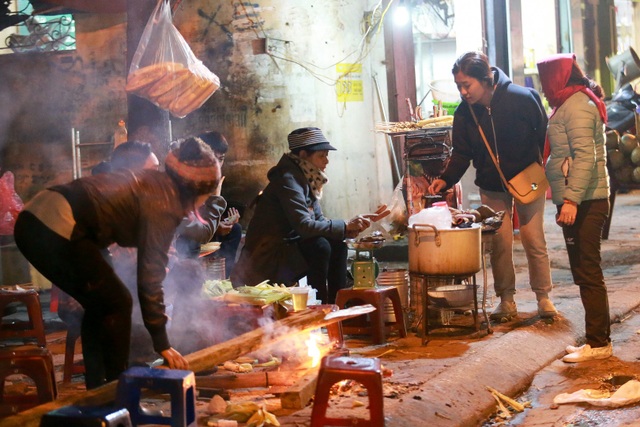 Hàng ngô nướng cũng đắt khách.