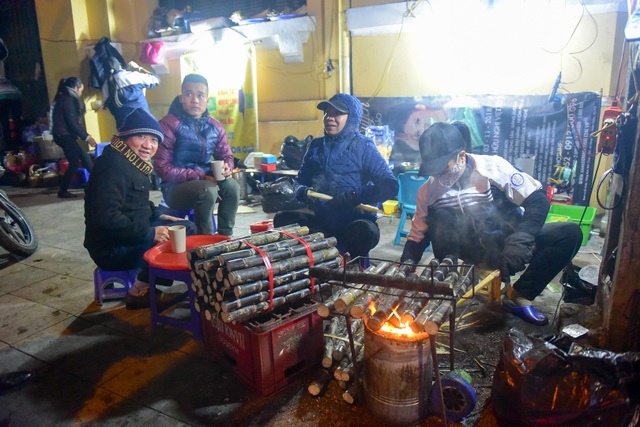 Trời lạnh, những quán quà đặc thù như mía nướng, ngô nướng... đắt khách hơn ngày thường. Vừa ăn quà, khách còn tranh thủ sưởi ấm bên bếp lửa.