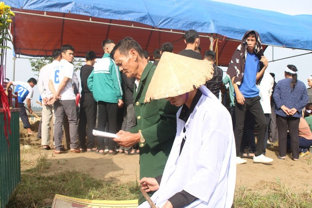 Bố mẹ mất vì tai nạn, 2 con bơ vơ bên bà ngoại yếu già - 8 Người anh quỳ gối, cúi đầu tiến biệt mẹ...