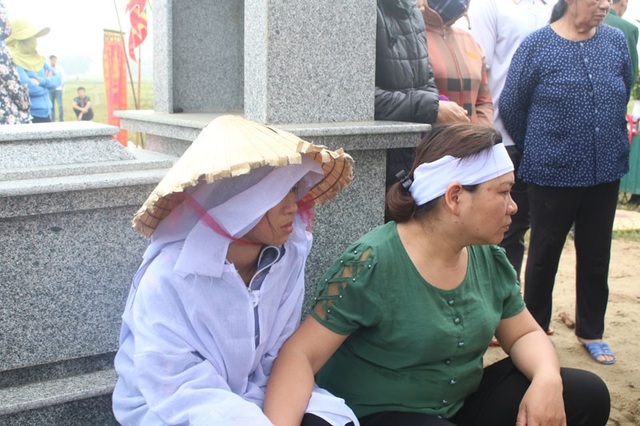 Bố mẹ mất vì tai nạn, 2 con bơ vơ bên bà ngoại yếu già - 9 Người em thẩn thờ, đau đớn. Bố mẹ nằm đó mà không còn gọi, hỏi tên con...