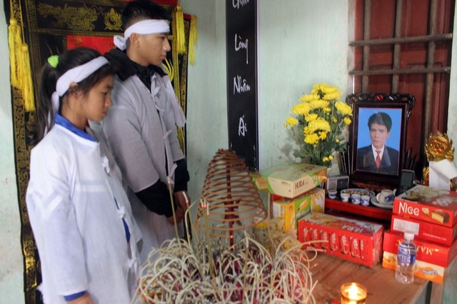 Bố mẹ mất vì tai nạn, 2 con bơ vơ bên bà ngoại yếu già - 1 Hai đứa trẻ đứng trước bàn thờ bố cầu nguyện bố phù hộ, để mẹ nguy kịch nơi bênh viện không bỏ hai con mà đi.