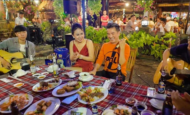 Bất ngờ với liveshow tại tiệc cá nhân, Mr. Đàm khiến fan hâm mộ dậy sóng! - Ảnh 3. Bất ngờ với liveshow tại tiệc cá nhân, Mr. Đàm khiến fan hâm mộ dậy sóng! - Ảnh 3.