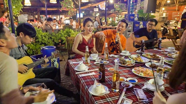 Bất ngờ với liveshow tại tiệc cá nhân, Mr. Đàm khiến fan hâm mộ dậy sóng! - Ảnh 6. Bất ngờ với liveshow tại tiệc cá nhân, Mr. Đàm khiến fan hâm mộ dậy sóng! - Ảnh 6.