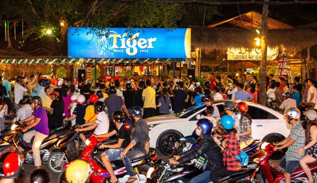 Bất ngờ với liveshow tại tiệc cá nhân, Mr. Đàm khiến fan hâm mộ dậy sóng! - Ảnh 8. Bất ngờ với liveshow tại tiệc cá nhân, Mr. Đàm khiến fan hâm mộ dậy sóng! - Ảnh 8.
