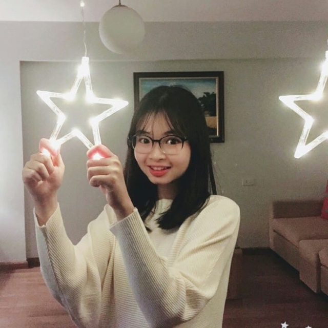 Dân mạng thích thú chuyện bà mẹ U50: “Quang Hải của con, Đình Trọng của mẹ” - 2 Chân dung cô bạn Quỳnh Chi
