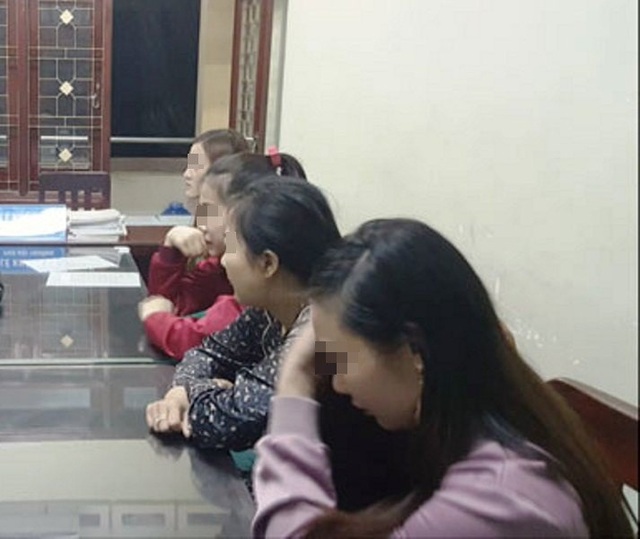 Đột kích khách sạn, bắt quả tang 3 nhân viên massage bán dâm - 1 Các đối tượng được đưa về Công an huyện Phù Mỹ xử lý (ảnh báo Bình Định).