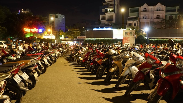 Náo nức chờ đón thời khắc chuyển giao năm mới 2019 - 26
Bãi đỗ xe gần Công viên văn hóa Đầm Sen chật cứng