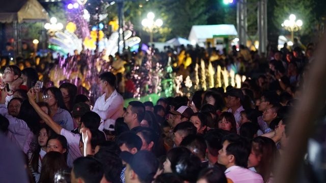Náo nức chờ đón thời khắc chuyển giao năm mới 2019 - 27 Náo nức chờ đón thời khắc chuyển giao năm mới 2019 - 27