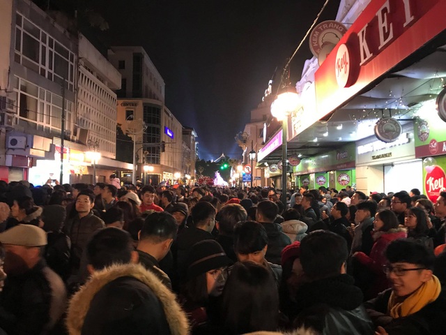 Náo nức chờ đón thời khắc chuyển giao năm mới 2019 - 17
Phố Tràng Tiền nêm cứng người trước thời khắc giao thừa (Ảnh: Trần Thanh)