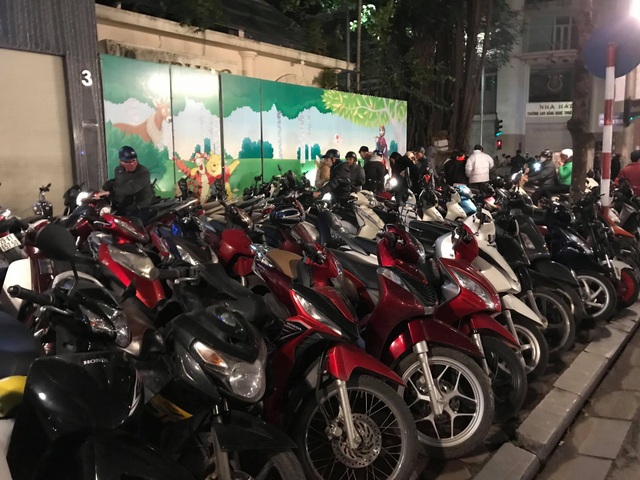 Náo nức chờ đón thời khắc chuyển giao năm mới 2019 - 12
Các bãi xe chật kín chỗ, thu vé từ 30-50.000dd