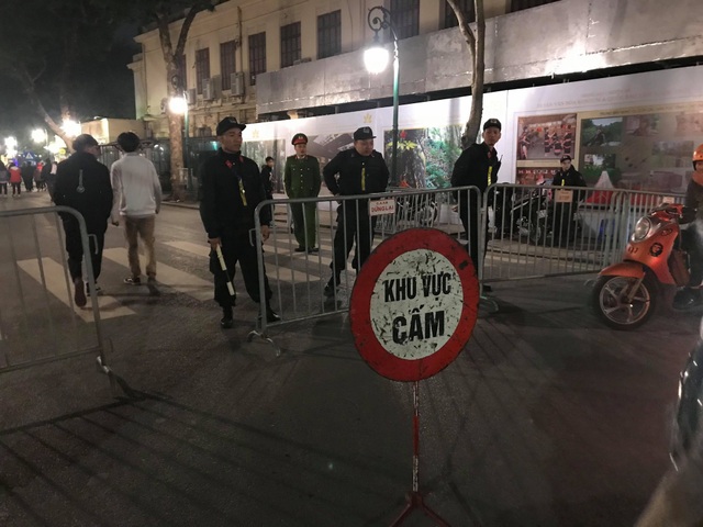 Náo nức chờ đón thời khắc chuyển giao năm mới 2019 - 8
Tại khu vực Tràng Tiền và các lối vào khu vực phố đi bộ, lực lượng chức năng lập hàng rào