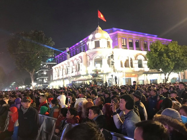Náo nức chờ đón thời khắc chuyển giao năm mới 2019 - 7
Hàng vạn người đổ về khu vực Nhà hát lớn để chuẩn bị dự chương trình đêm giao thừa