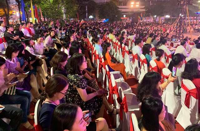 Náo nức chờ đón thời khắc chuyển giao năm mới 2019 - 53
Ảnh: Phạm Tâm