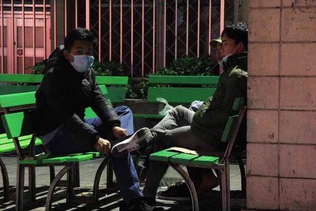 Hà Nội: Người nhà bệnh nhân co ro trong bệnh viện dưới cái rét 9 độ C - 12 Hà Nội: Người nhà bệnh nhân co ro trong bệnh viện dưới cái rét 9 độ C - 12