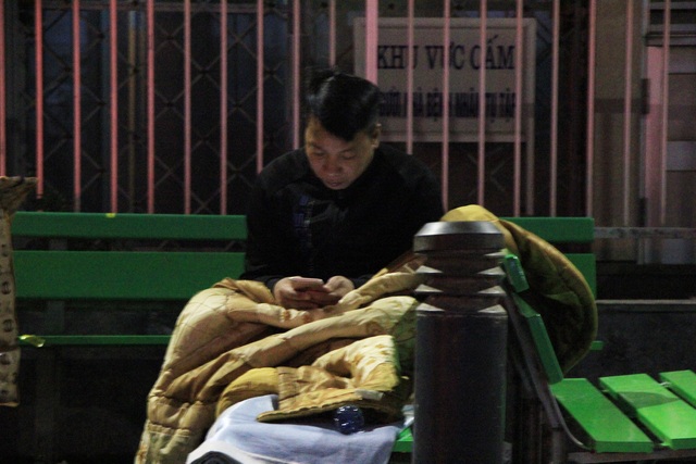 Hà Nội: Người nhà bệnh nhân co ro trong bệnh viện dưới cái rét 9 độ C - 13 Hà Nội: Người nhà bệnh nhân co ro trong bệnh viện dưới cái rét 9 độ C - 13