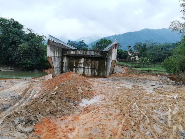 Cây cầu “quái dị” tại Hoà Bình vẫn hiện nguyên hình là cây cầu… “quái dị”! - 2 Cây cầu “quái dị” tại Hoà Bình vẫn hiện nguyên hình là cây cầu… “quái dị”! - 2