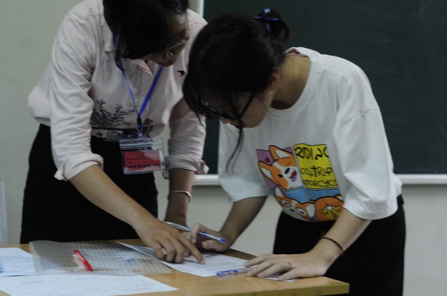“Địa chấn” gian lận điểm thi 2018 và 5 thay đổi trong kì thi THPT quốc gia 2019 - 3 Bộ GD&ĐT trực tiếp chỉ đạo tổ chức chấm bài thi trắc nghiệm, giao nhiệm vụ cho các trường ĐH chủ trì, đặt camera giám sát phòng chấm thi 24/24 giờ. (Ảnh: Mỹ Hà).