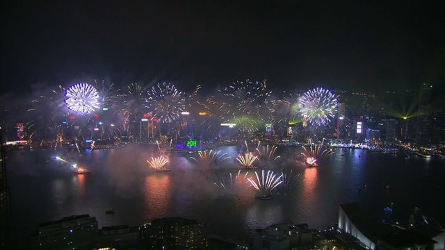 Thế giới rợp trời pháo hoa chào đón năm mới 2019 - 12
Hong Kong rực sáng trong đêm giao thừa đón năm mới. (Ảnh: Sky)