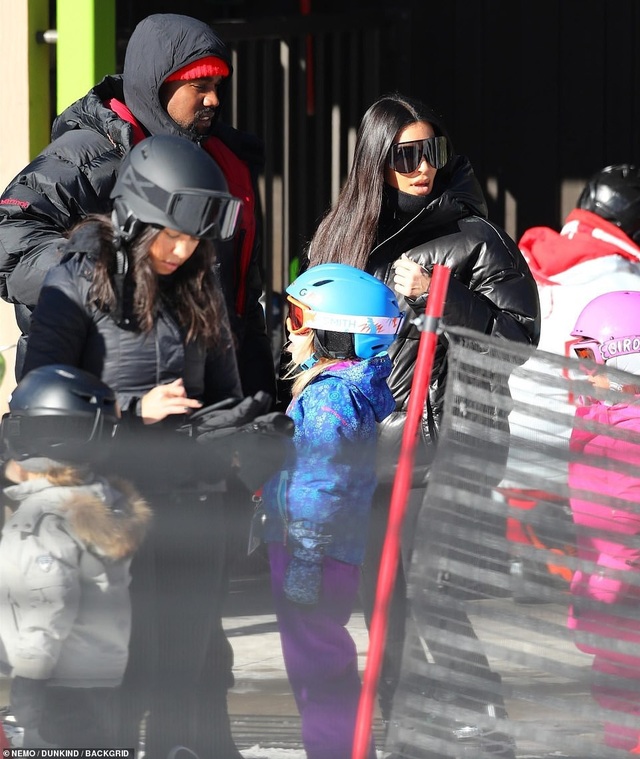 Kim Kardashian cùng chồng con đi trượt tuyết - Ảnh 15. Kim Kardashian cùng chồng con đi trượt tuyết - Ảnh 15.