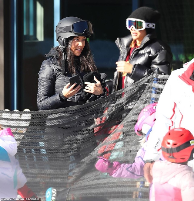 Kim Kardashian cùng chồng con đi trượt tuyết - Ảnh 16. Kim Kardashian cùng chồng con đi trượt tuyết - Ảnh 16.