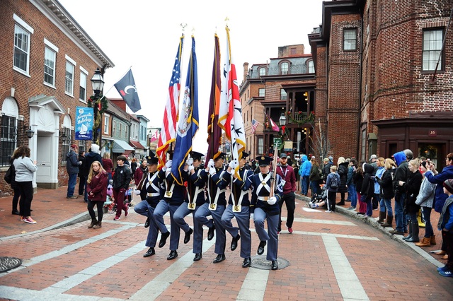 Thế giới rợp trời pháo hoa chào đón năm mới 2019 - 8
Diễu binh đón năm mới tại Annapolis. (Ảnh: Sky)