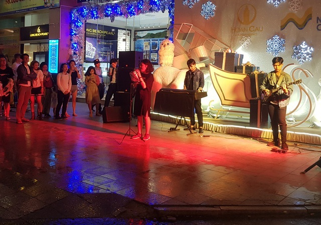 Náo nức chờ đón thời khắc chuyển giao năm mới 2019 - 45 Một chương trình ca nhạc trên đường Trần Phú (TP Nha Trang) chào đón năm mới 2019 - (Ảnh: Viết Hảo)