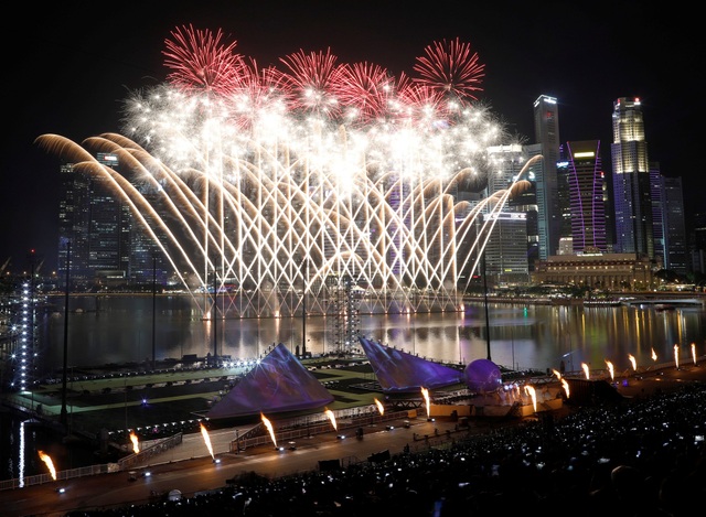 Thế giới rợp trời pháo hoa chào đón năm mới 2019 - 18
Khoảnh khắc ấn tượng tại Singapore trước thời khắc chuyển giao năm cũ - năm mới. (Ảnh: Reuters)