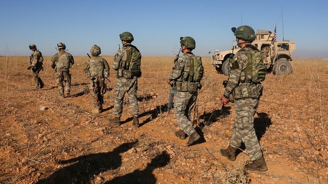 Mỹ rút khỏi căn cứ đầu tiên ở Syria - 1
Binh sĩ Mỹ và Thổ Nhĩ Kỳ tuần tra ở Syria. (Ảnh: Reuters)