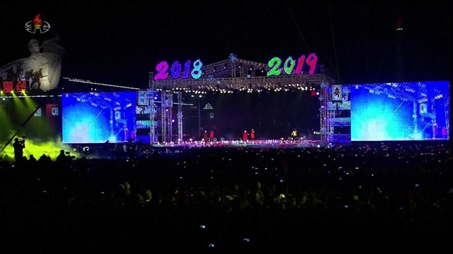 Thế giới rợp trời pháo hoa chào đón năm mới 2019 - 24
Sân khấu với màn hình lớn tại thủ đô Bình Nhưỡng. (Ảnh: Sky)