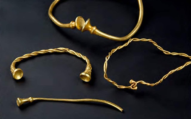 Thợ săn kho báu nghiệp dư “ăn may” vớ hàng trăm món đồ, trị giá 19 tỷ đồng - 1 Bốn chiếc vòng xoắn là minh chứng cổ nhất về kim loại vàng của Thời đại đồ sắt từng được tìm thấy ở Anh đã được khai quật bởi 2 thợ săn kho báu nghiệp dư. (Nguồn: STAFFORDSHIRE COUNCIL)