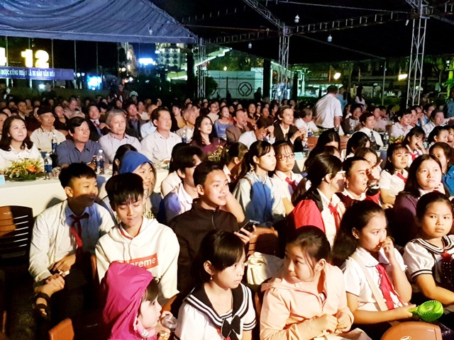Công bố đề án: “Hội An - Nhân tình thuần hậu” - 3 Đông đảo người dân và du khách tham dự buổi lễ