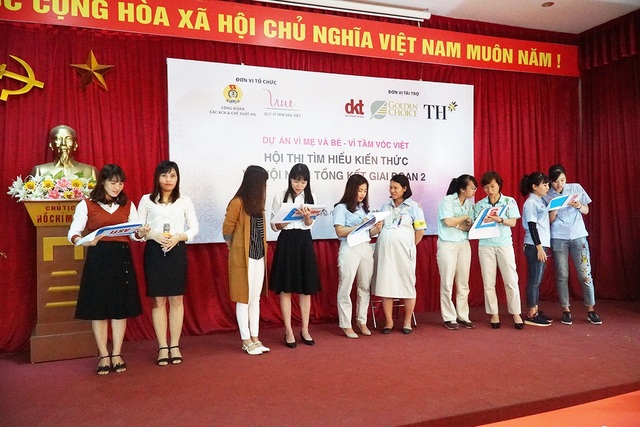 Người lao động hào hứng trong hội thi tìm hiểu kiến thức chăm sóc sức khỏe - 4
Hội thi tìm hiểu kiến thức có sự tham gia tranh tài của 05 đội chơi đến từ 05 công ty đại diện các đơn vị thuộc 05 KCN triển khai dự án, gồm có: Công ty Linh kiện Điện tử SEI VN, Công ty Daiwa Plastic Thăng Long, Công ty Yamaha Motor Việt Nam, Công ty Canon Việt Nam, Công ty Điện tử Asti Hà Nội.