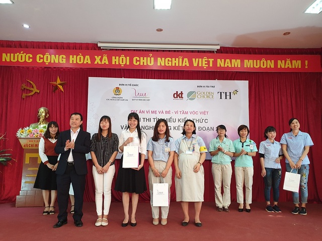 Người lao động hào hứng trong hội thi tìm hiểu kiến thức chăm sóc sức khỏe - 8
Hai giải nhì trị giá 2 triệu đồng/giải thuộc về Công ty Daiwa Plastic Thăng Long và Công ty Linh kiện điện tử SEI Việt Nam. Công ty Điện tử Asti Hà Nội và Công ty Yamaha Motor Việt Nam dành đồng giải ba với trị giá 1 triệu đồng/giải.