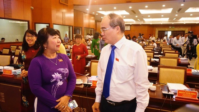 5 đời Chủ tịch TPHCM cùng ngồi lại giải quyết vấn đề Thủ Thiêm - 8 Bí thư Nguyễn Thiện Nhân trao đổi với đại biểu bên lề kỳ họp