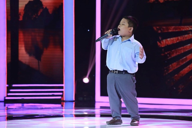 “Quái kiệt nhí” với biệt tài thổi hơn 10 loại sáo khiến Trấn Thành "hoang dại" - 2 Cậu bé 7 tuổi Bùi Quốc Huy khiến ban bình luận tan chảy với biệt tài hát bolero.