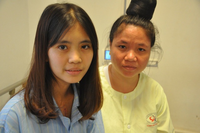 Nữ sinh viên trường Y Mè Thị Oanh từ "cõi chết" trở về - 2 Hai mẹ con vui mừng khi bác sĩ thông báo con sẽ được xuất viện trở về nhà trong ít ngày nữa.