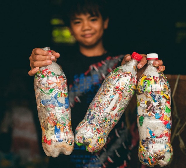 Gạch sinh thái - chìa khóa giải quyết bài toán ô nhiễm rác thải nhựa - 1 Gạch sinh thái - chìa khóa giải quyết bài toán ô nhiễm rác thải nhựa - 1