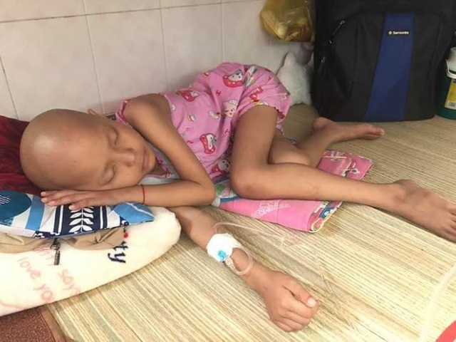 Nhật ký đẫm nước mắt của cô bé mới 9 tuổi đã bị ung thư buồng trứng - 3
Căn bệnh ung thư khiến em tiều tụy, gầy guộc