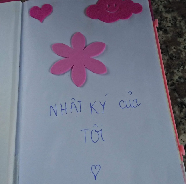 Nhật ký đẫm nước mắt của cô bé mới 9 tuổi đã bị ung thư buồng trứng - 1 Cuốn nhật ký đồng hành cùng Phương trong cuộc chiến với căn bệnh ung thư