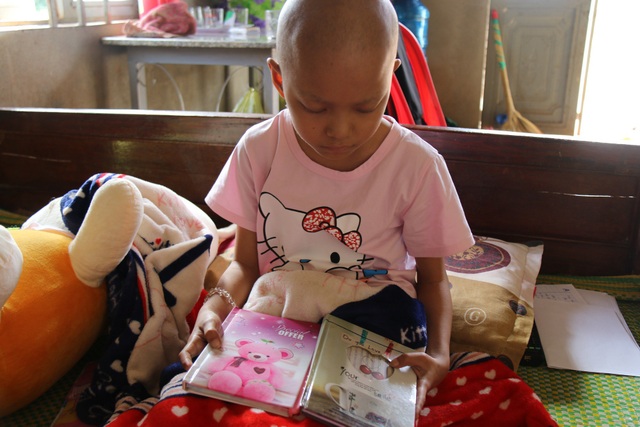 Nhật ký đẫm nước mắt của cô bé mới 9 tuổi đã bị ung thư buồng trứng - 8 Mỗi trang, Phương đều ước mình khỏi bệnh, bố mẹ không phải khóc vì mình