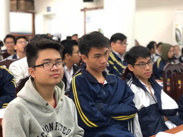 
Học sinh trường THPT Việt Đức lắng nghe thông tin mới về thi THPT quốc gia 2019
