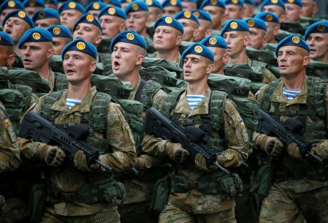 Ukraine huy động quân dự bị đối phó Nga - 1
Binh sĩ Ukraine diễu binh ở thủ đô Kiev (Ảnh: Reuters)