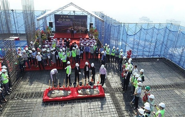 Dự án chung cư cao cấp tiên phong tung chính sách hỗ trợ lãi suất 30 tháng - 1 Dự án “Nhà ở hạng sang tốt nhất Việt Nam” 2018 Sunshine City đã cất nóc tòa đầu tiên.