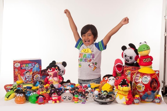 Cậu bé 7 tuổi kiếm 22 triệu USD mỗi năm nhờ đam mê đồ chơi - 1 Triệu phú USD Ryan (Ảnh: RYAN TOYSREVIEW)
