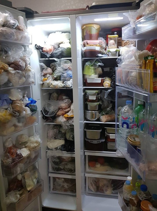 Chỉ nhìn một bức ảnh, dân mạng giật mình thảng thốt về thói quen khó bỏ của các mẹ - 1 Chiếc tủ lạnh 2 ngăn chật kín gây choáng váng cho dân mạng.