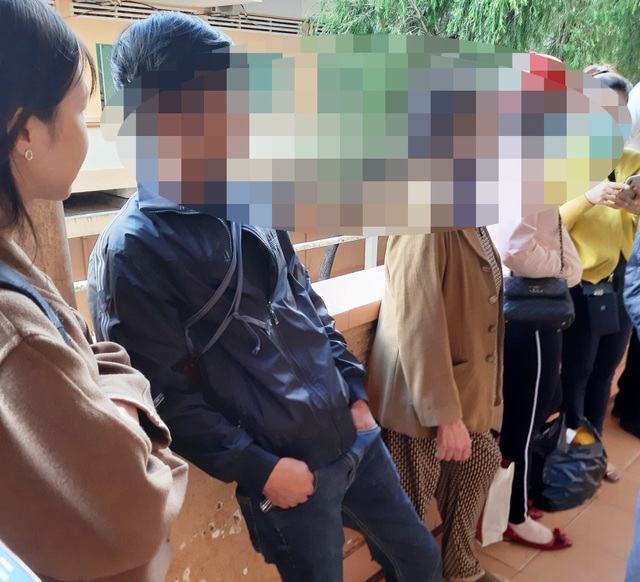 Vụ Phó Chủ tịch HĐND phường bị bắn: Chìa khóa tủ súng do 2 người nắm giữ - 2 Rất đông người nhà đang hóng tin nghi phạm H đang điều trị đặc biệt tại BV Đa khoa Gia Lai