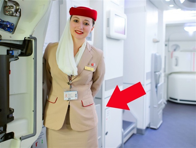 Món đồ bí mật luôn được tiếp viên hàng không giấu sau lưng khi chào đón khách - 1 Đằng sau động tác để hai tay phía sau hông của các tiếp viên hàng không ẩn chứa một bí mật không phải ai cũng biết