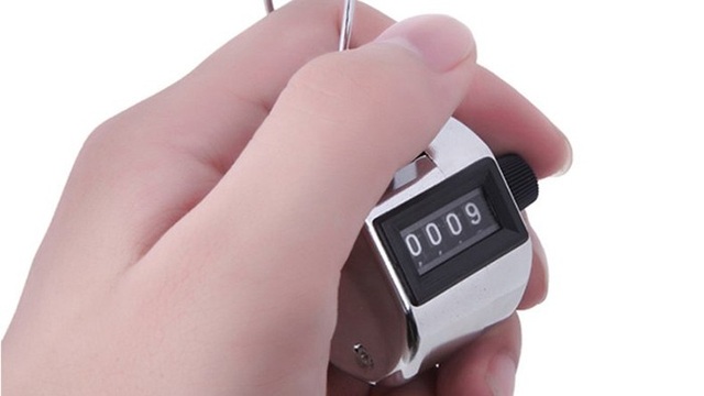 Món đồ bí mật luôn được tiếp viên hàng không giấu sau lưng khi chào đón khách - 2 Dụng cụ đếm cầm tay được các tiếp viên để phía sau hông, tránh làm hành khách bị chú ý khi lên máy bay
